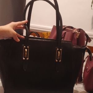 Black sholder bag